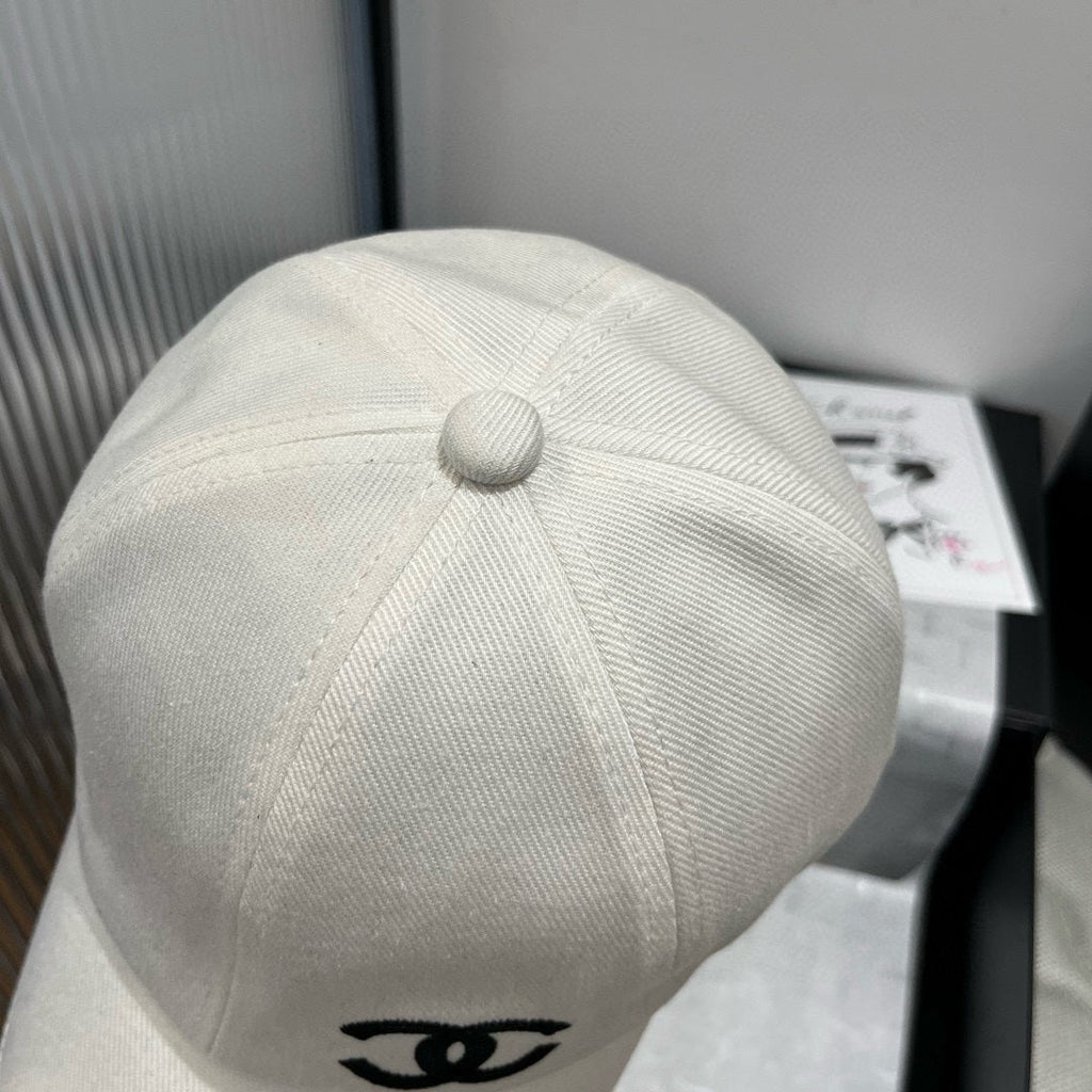 CHANEL BASEBALL HAT IN WHITE WITH BLACK TRIM 673994