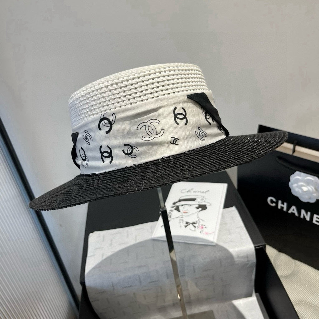 CHANEL FLAT STRAW HAT BLACK AND WHITE 673935
