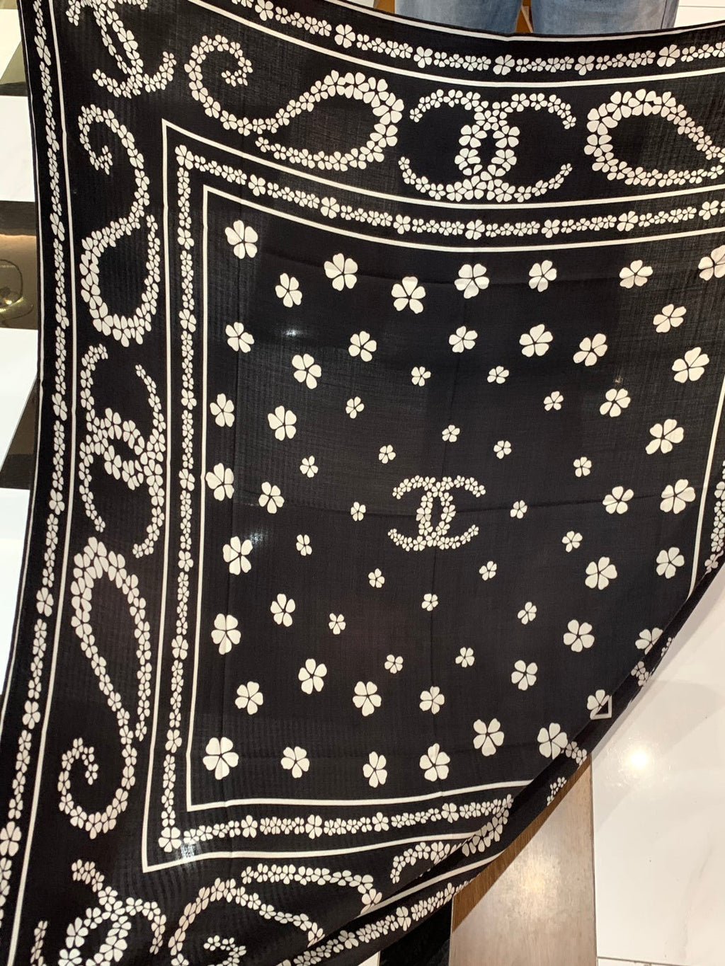 CHANEL 25S SCARF 135 CM IN CASHMERE SILK 943686