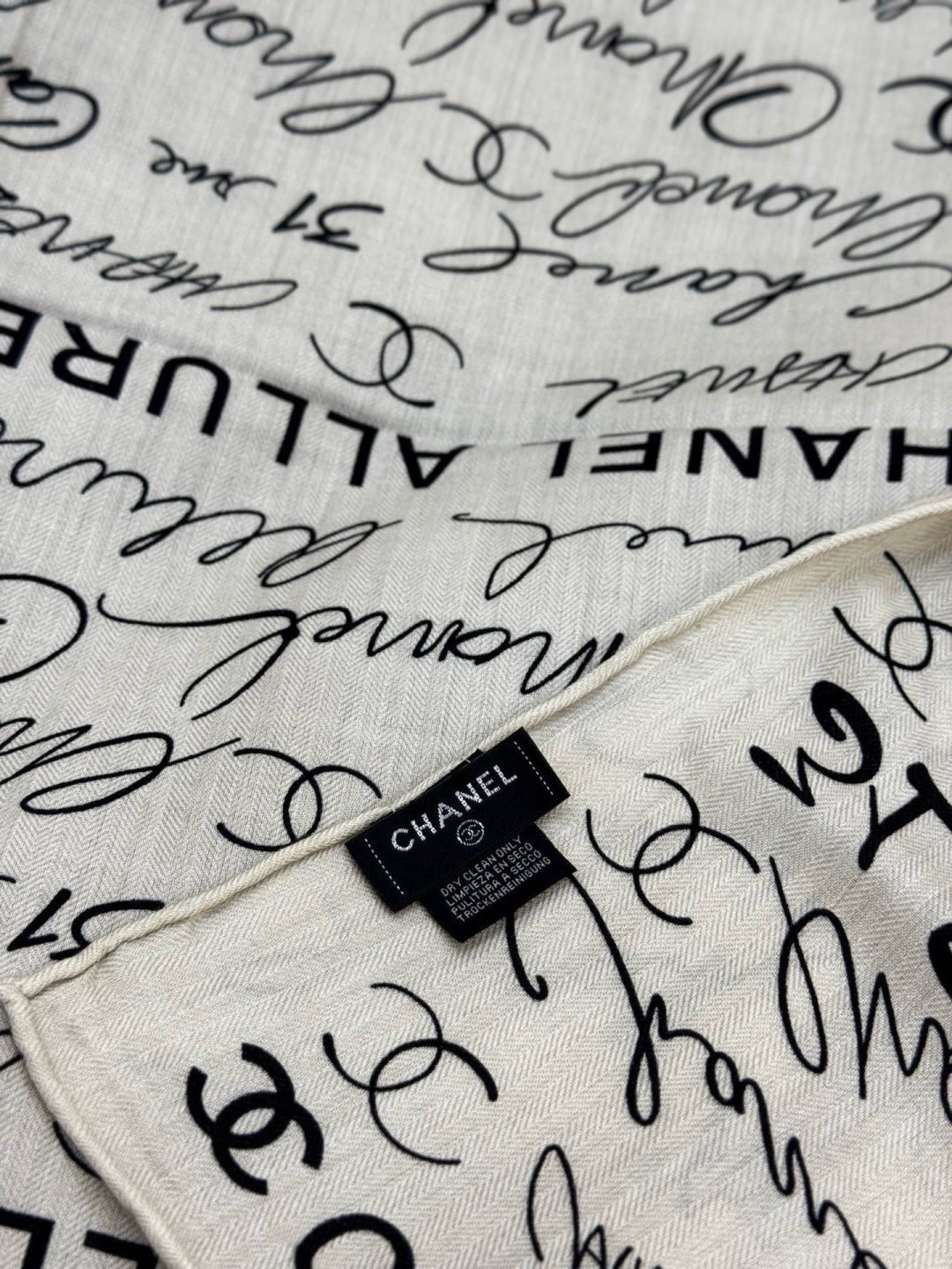 CHANEL 25S SCARF 135 CM IN CASHMERE SILK 943693