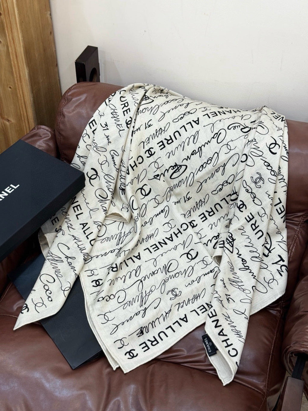 CHANEL 25S SCARF 135 CM IN CASHMERE SILK 943693