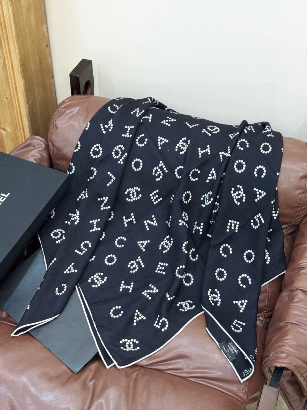 CHANEL 25S SCARF 135 CM IN CASHMERE SILK 943694