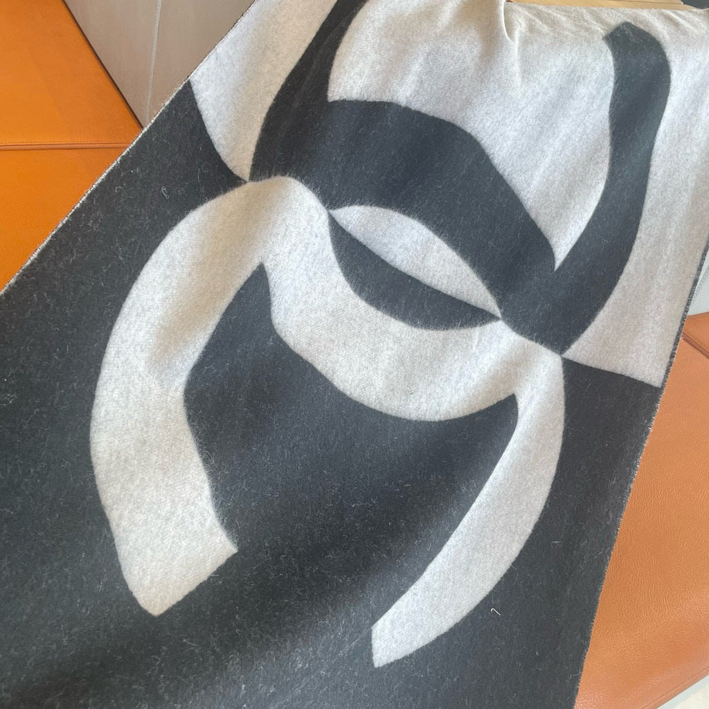 CHANEL 25S SCARF 200 IN CASHMERE 989862