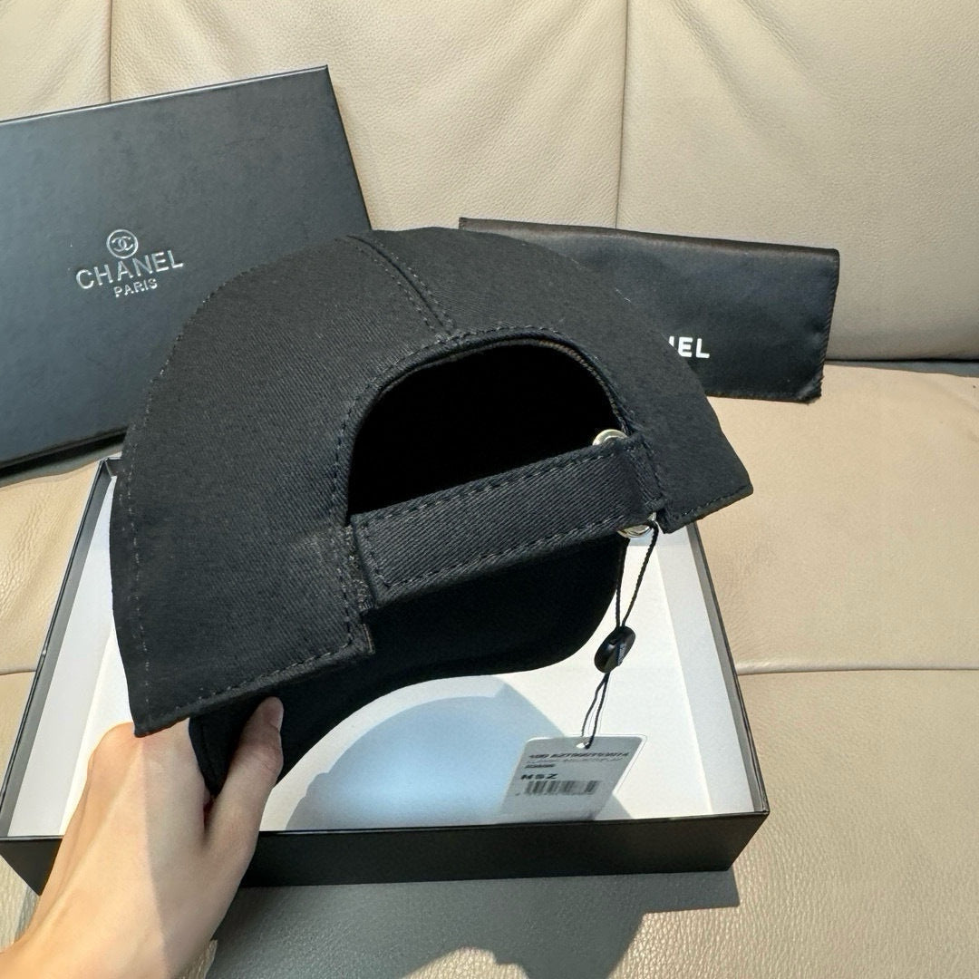CHANEL BLACK BASEBALL CAP WITH WHITE LOGO IN COTTON 672797