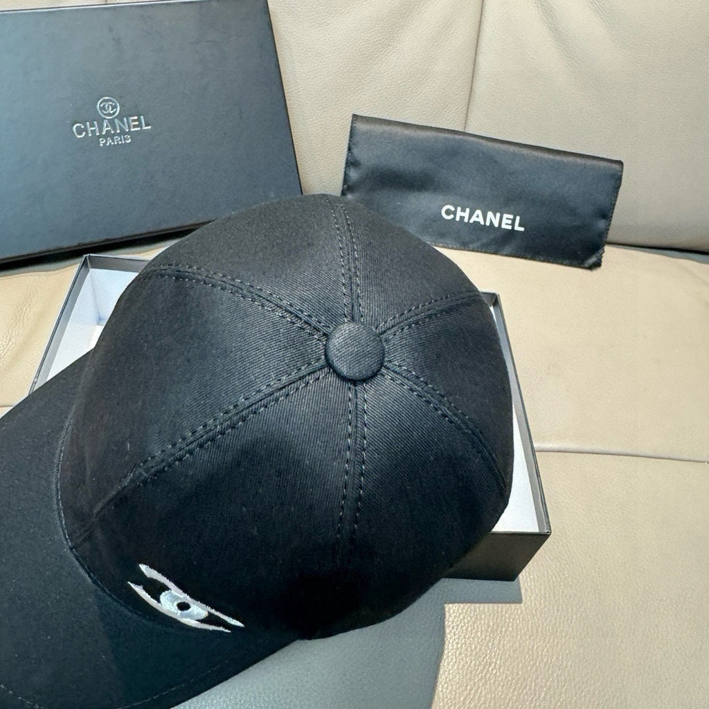 CHANEL BLACK BASEBALL CAP WITH WHITE LOGO IN COTTON 672797