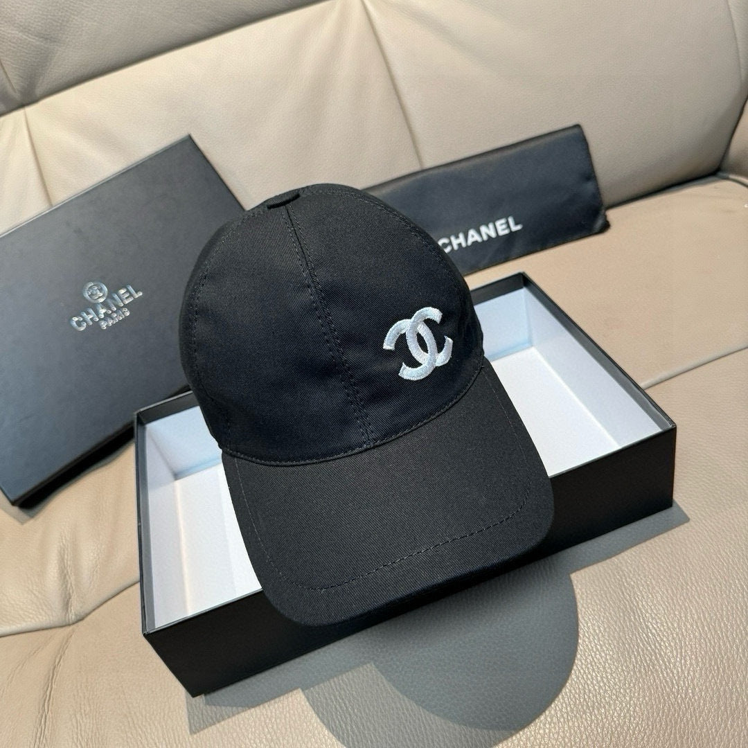 CHANEL BLACK BASEBALL CAP WITH WHITE LOGO IN COTTON 672797