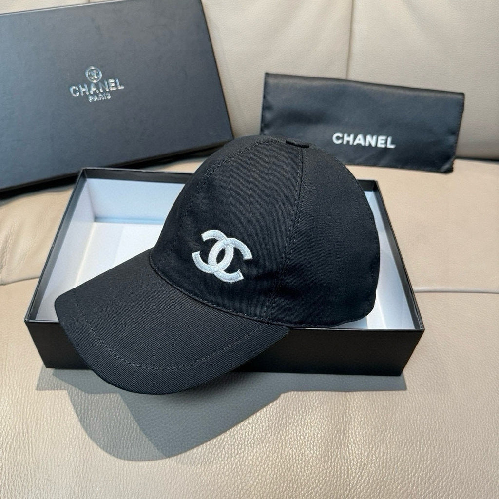 CHANEL BLACK BASEBALL CAP WITH WHITE LOGO IN COTTON 672797
