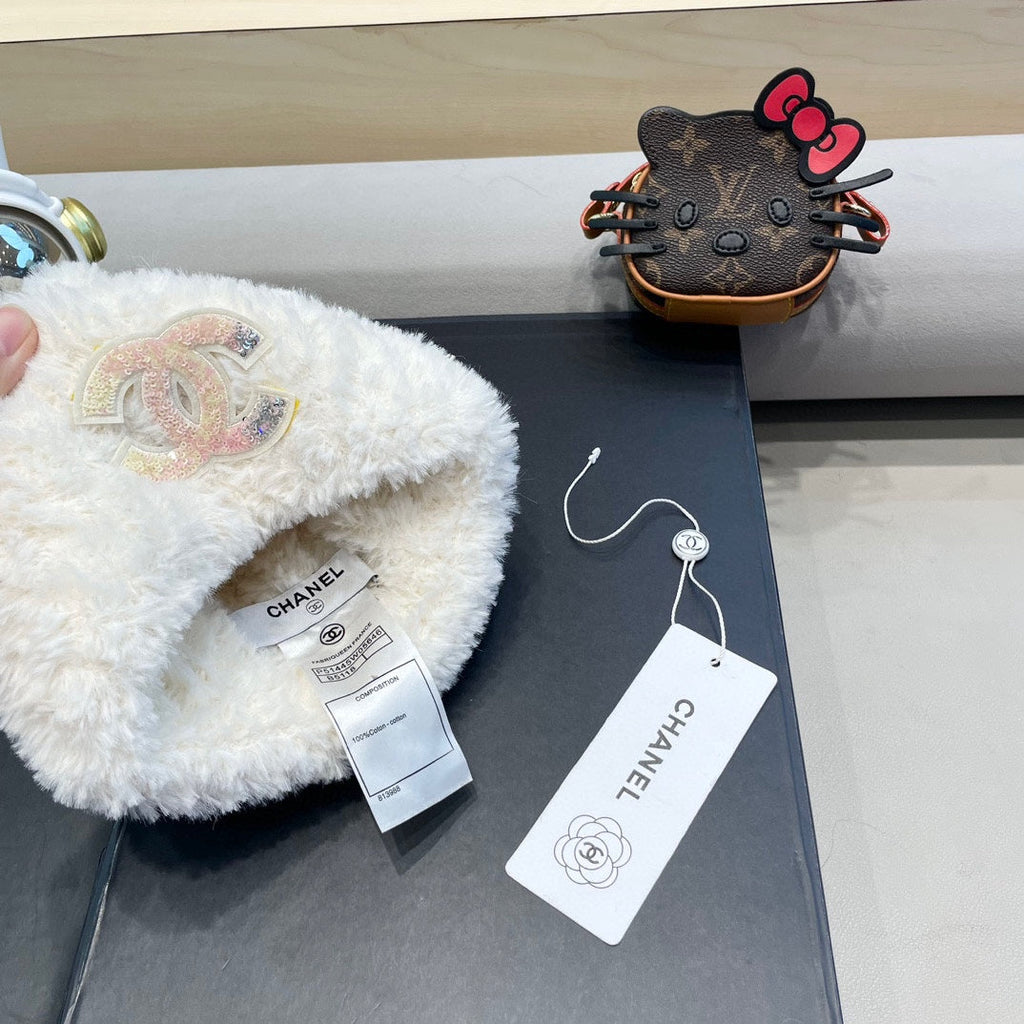 CHANEL BEANIE HAT IN WHITE SOLF FLEECE 419714