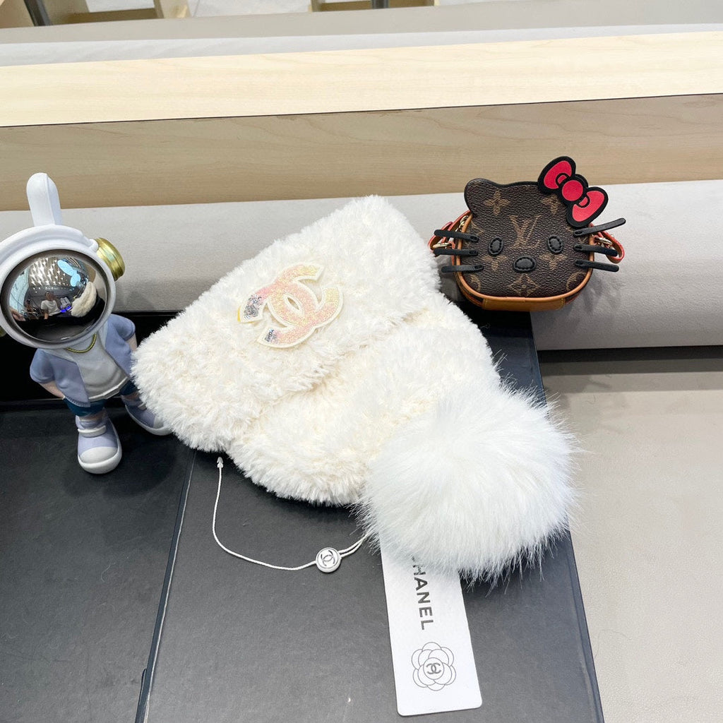 CHANEL BEANIE HAT IN WHITE SOLF FLEECE 419714