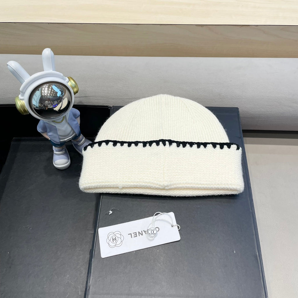 CHANEL KNIT HAT IN WHITE WOOL 424302