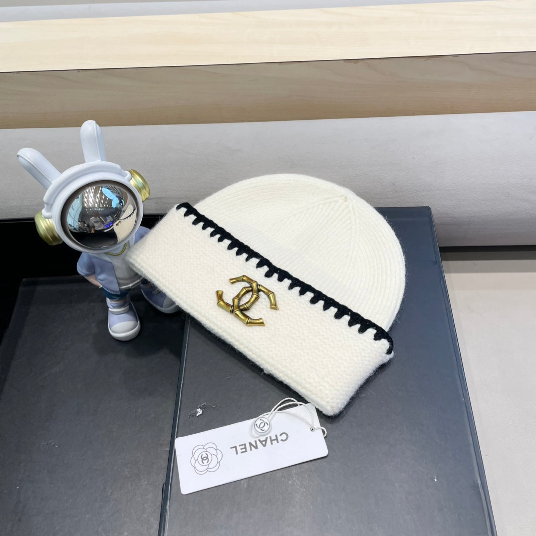 CHANEL KNIT HAT IN WHITE WOOL 424302