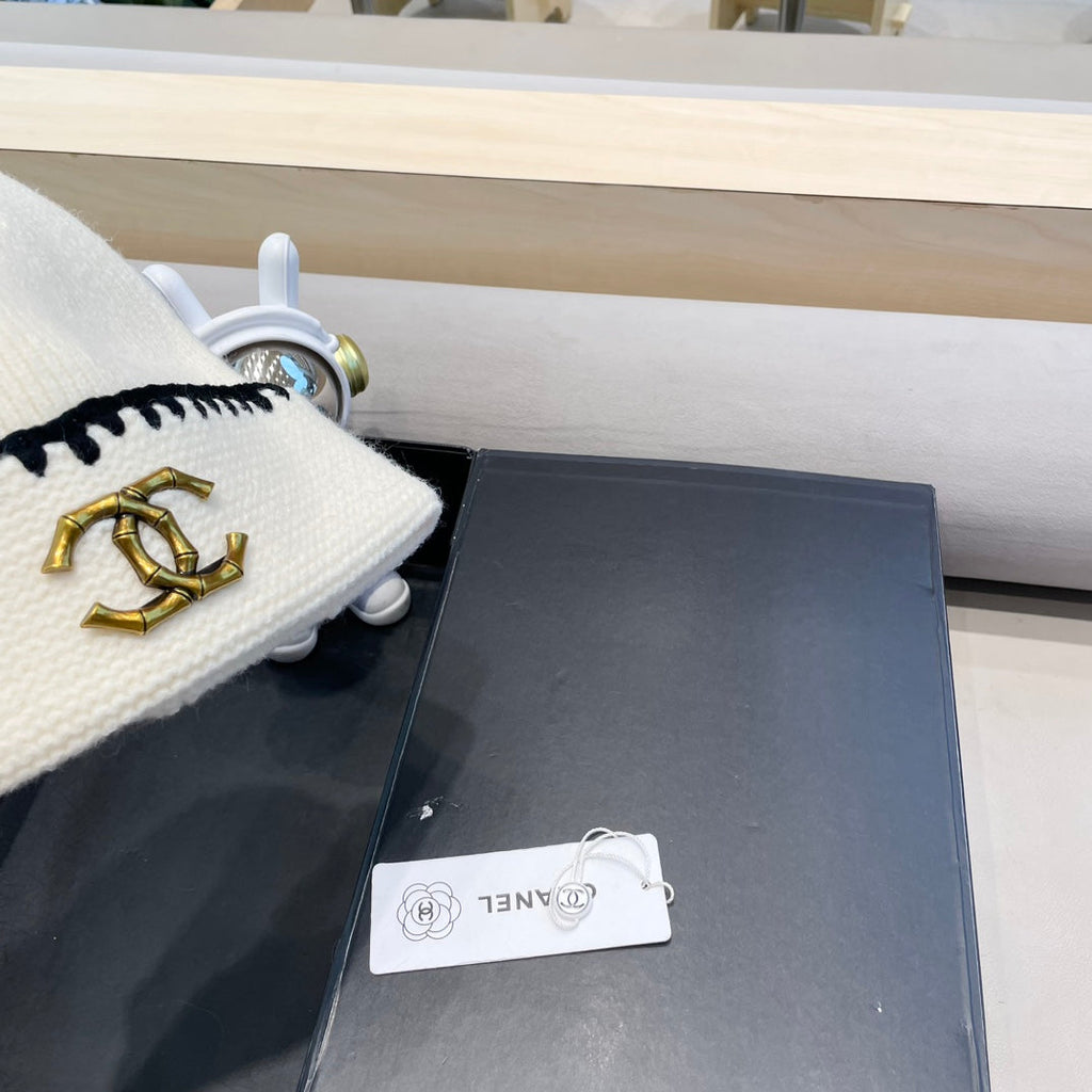 CHANEL KNIT HAT IN WHITE WOOL 424302
