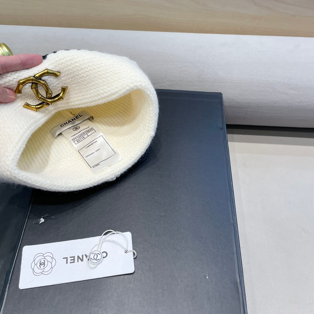 CHANEL KNIT HAT IN WHITE WOOL 424302