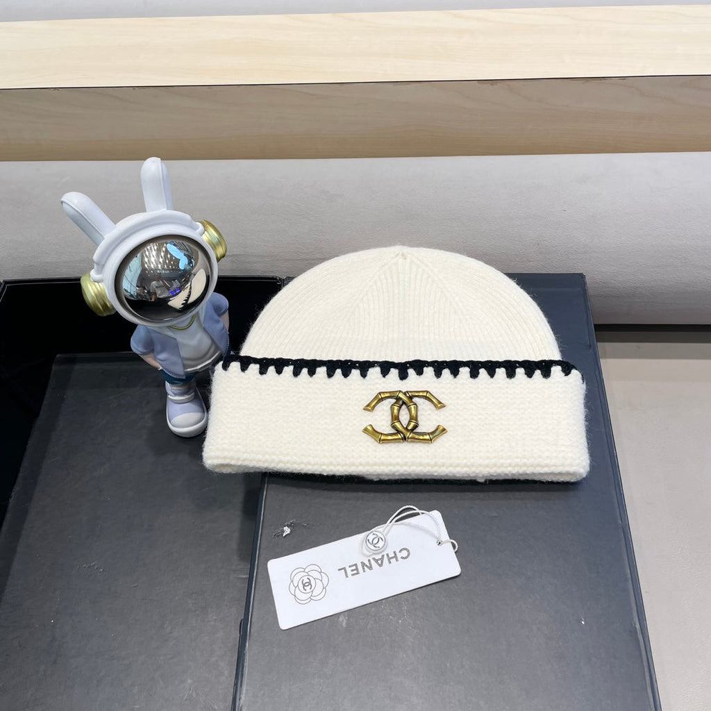 CHANEL KNIT HAT IN WHITE WOOL 424302