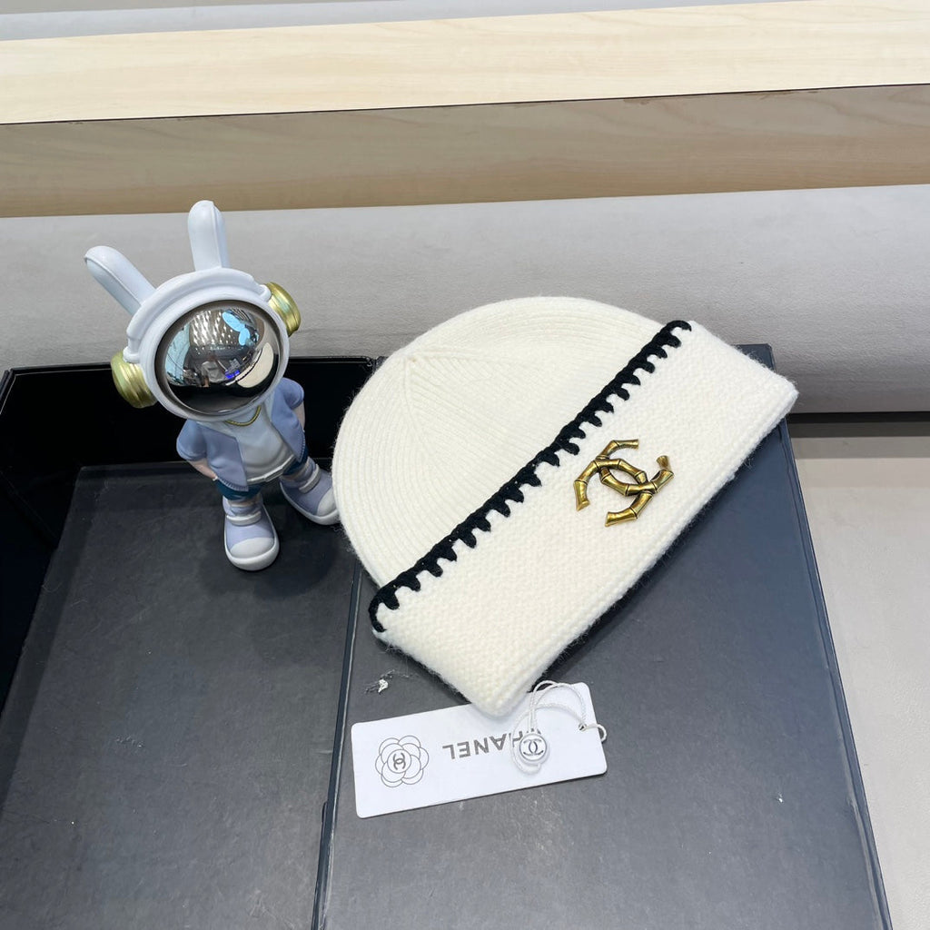 CHANEL KNIT HAT IN WHITE WOOL 424302