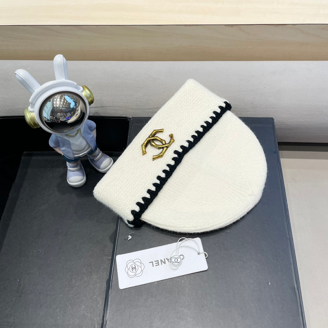 CHANEL KNIT HAT IN WHITE WOOL 424302