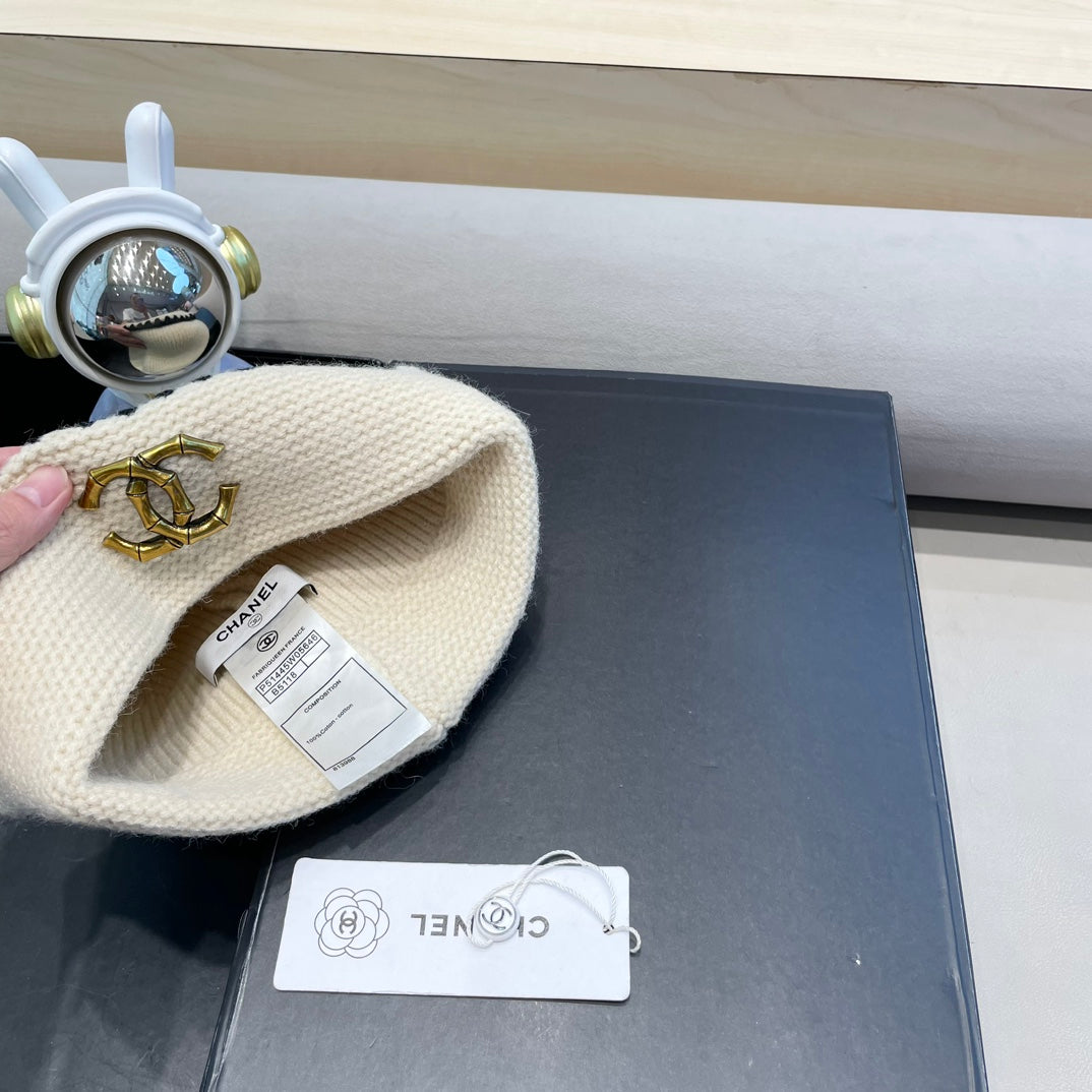 CHANEL BEANIE HAT IN WHITE WOOL 419782