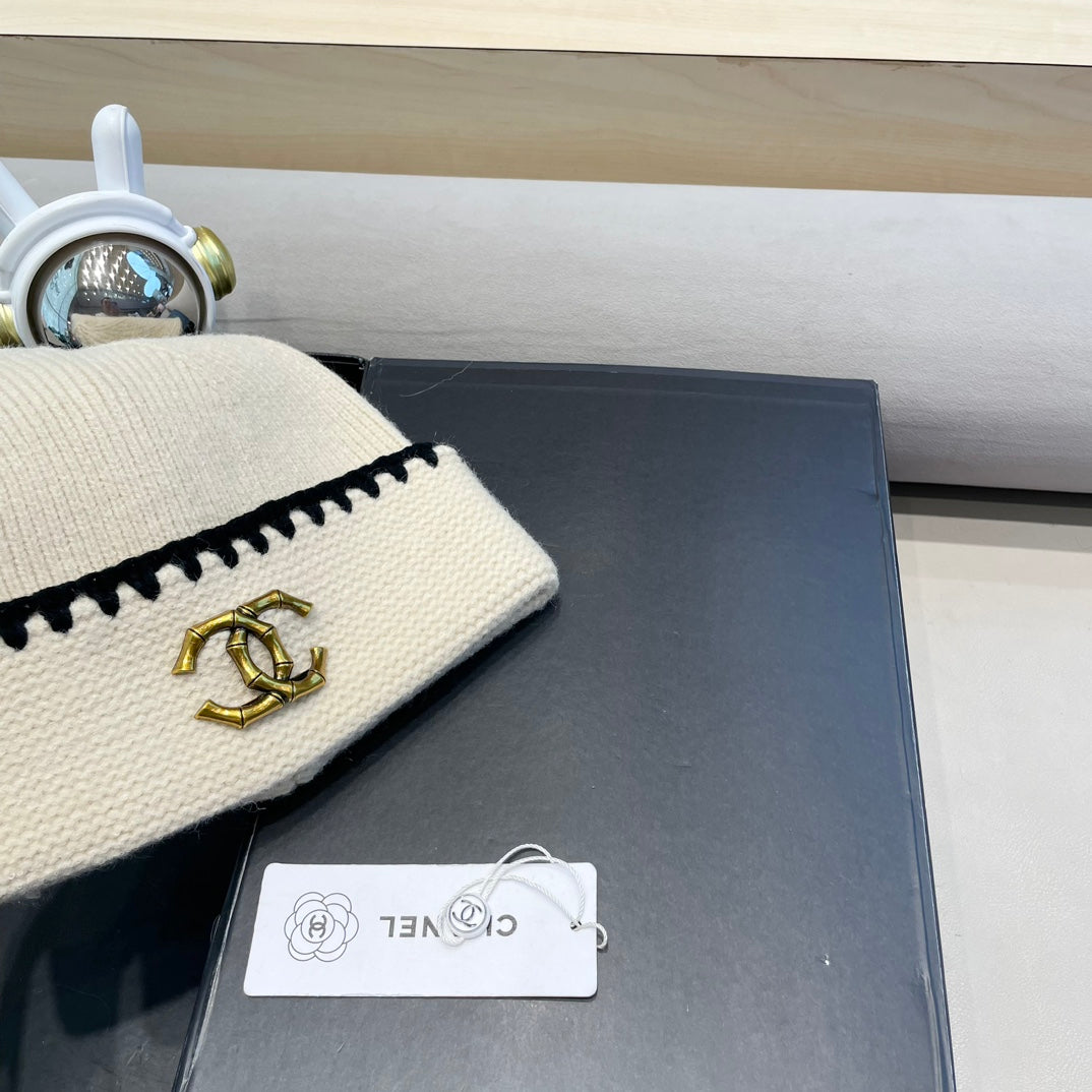CHANEL BEANIE HAT IN WHITE WOOL 419782