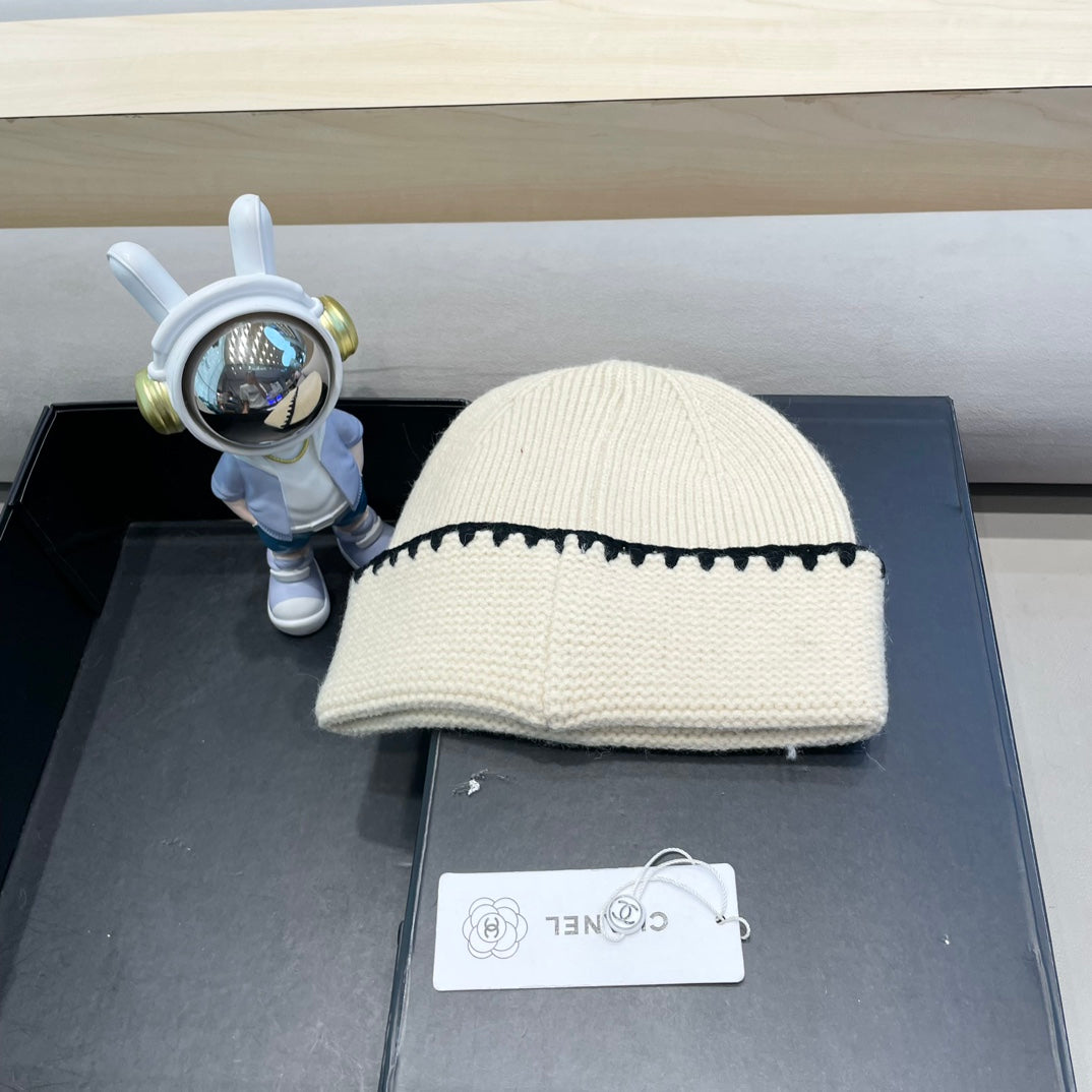 CHANEL BEANIE HAT IN WHITE WOOL 419782