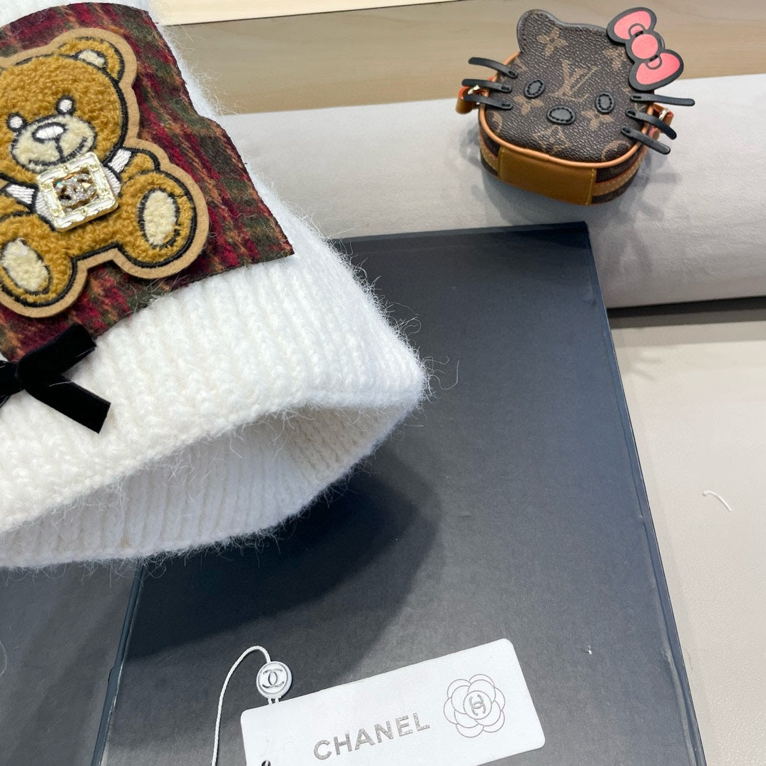 CHANEL BEANIE HAT IN WHITE WOOL WITH BOW 421253