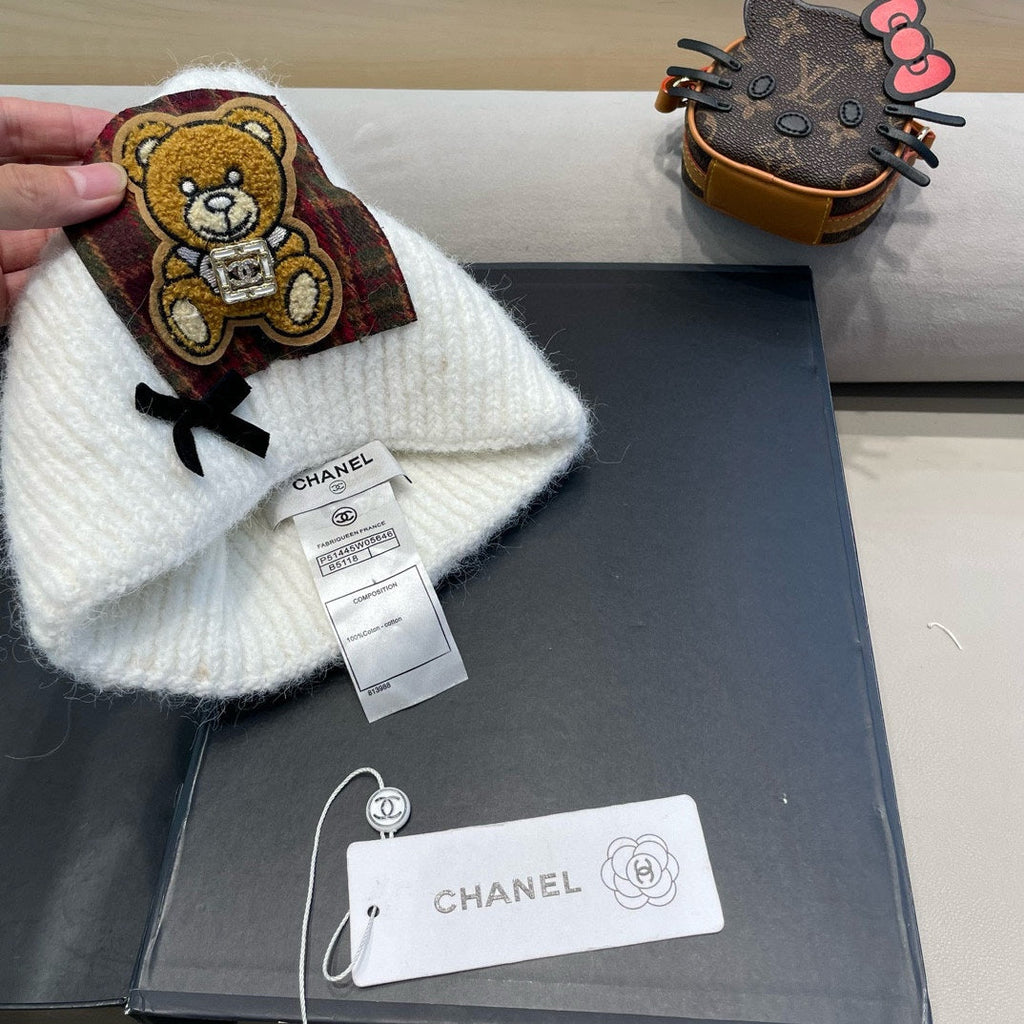 CHANEL BEANIE HAT IN WHITE WOOL WITH BOW 421253