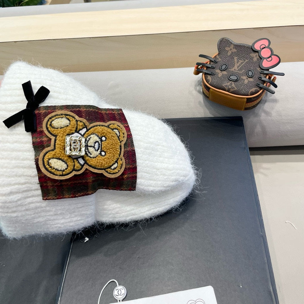 CHANEL BEANIE HAT IN WHITE WOOL WITH BOW 421253