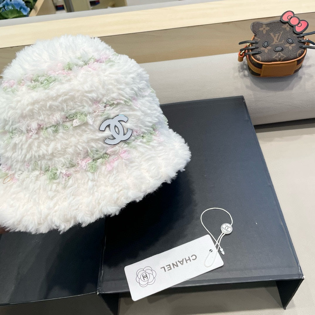 CHANEL BUCKET HAT IN WHITE FLEECE 421275