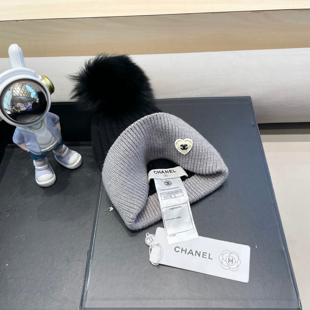CHANEL BEANIE HAT IN BLACK MIX LIGHT GRAY WOOL 421050