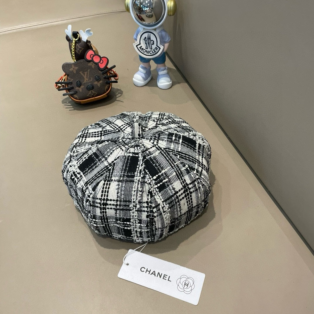 CHANEL BERET HAT IN BLACK MIX WHITE WOOL TWEED 422552