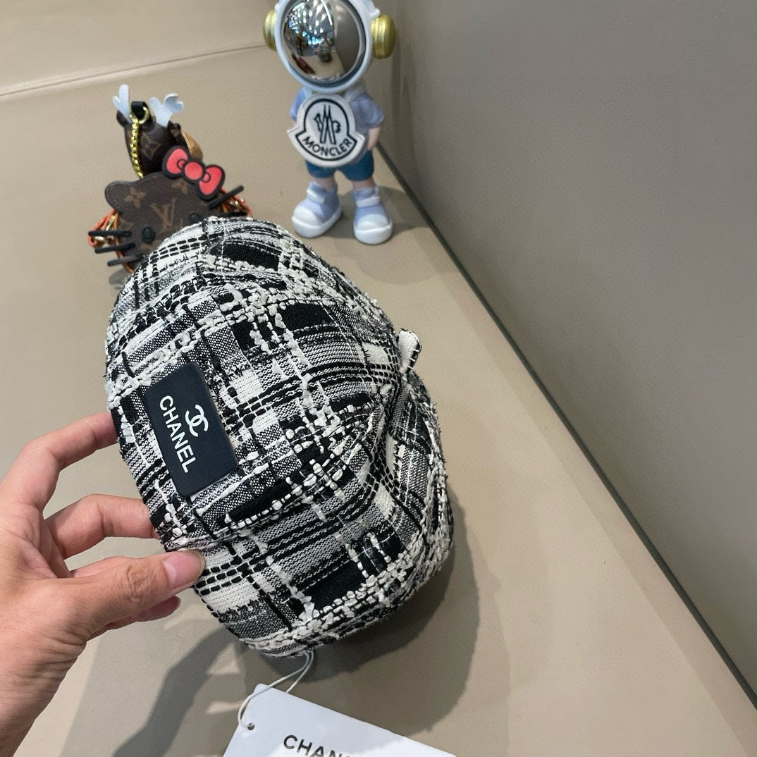 CHANEL BERET HAT IN BLACK MIX WHITE WOOL TWEED 422552