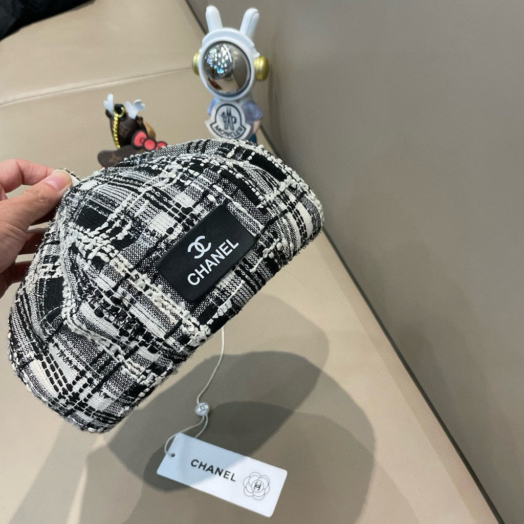 CHANEL BERET HAT IN BLACK MIX WHITE WOOL TWEED 422552