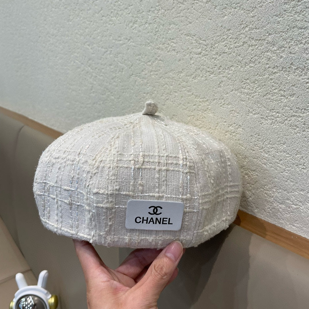 CHANEL BERET HAT IN WHITE WOOL TWEED 422553