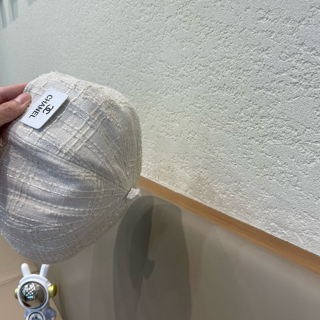 CHANEL BERET HAT IN WHITE WOOL TWEED 422553