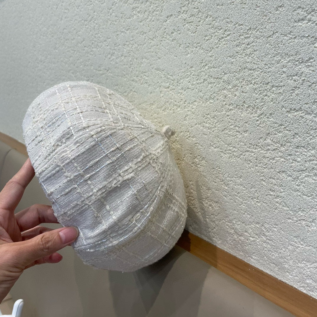 CHANEL BERET HAT IN WHITE WOOL TWEED 422553