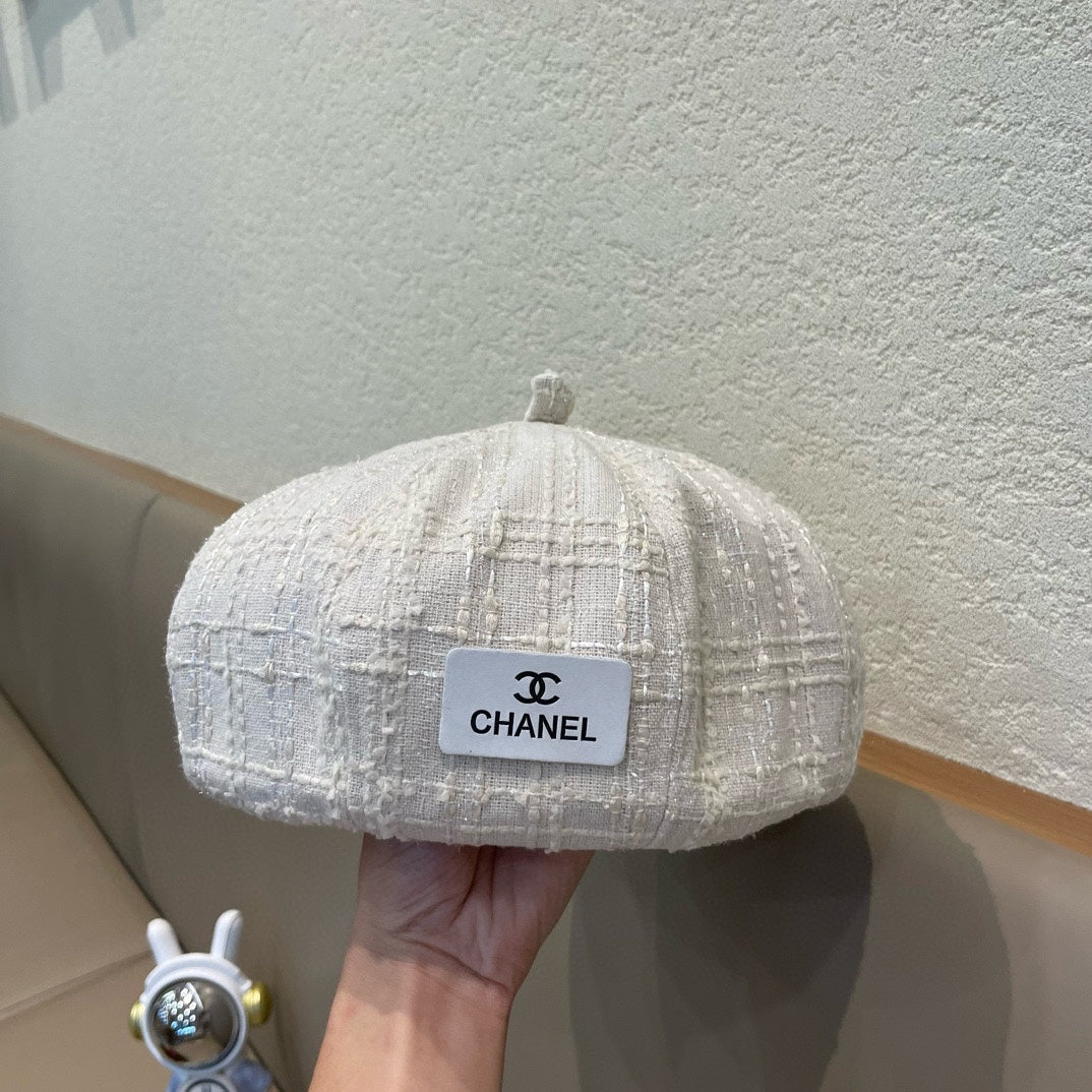 CHANEL BERET HAT IN WHITE WOOL TWEED 422553