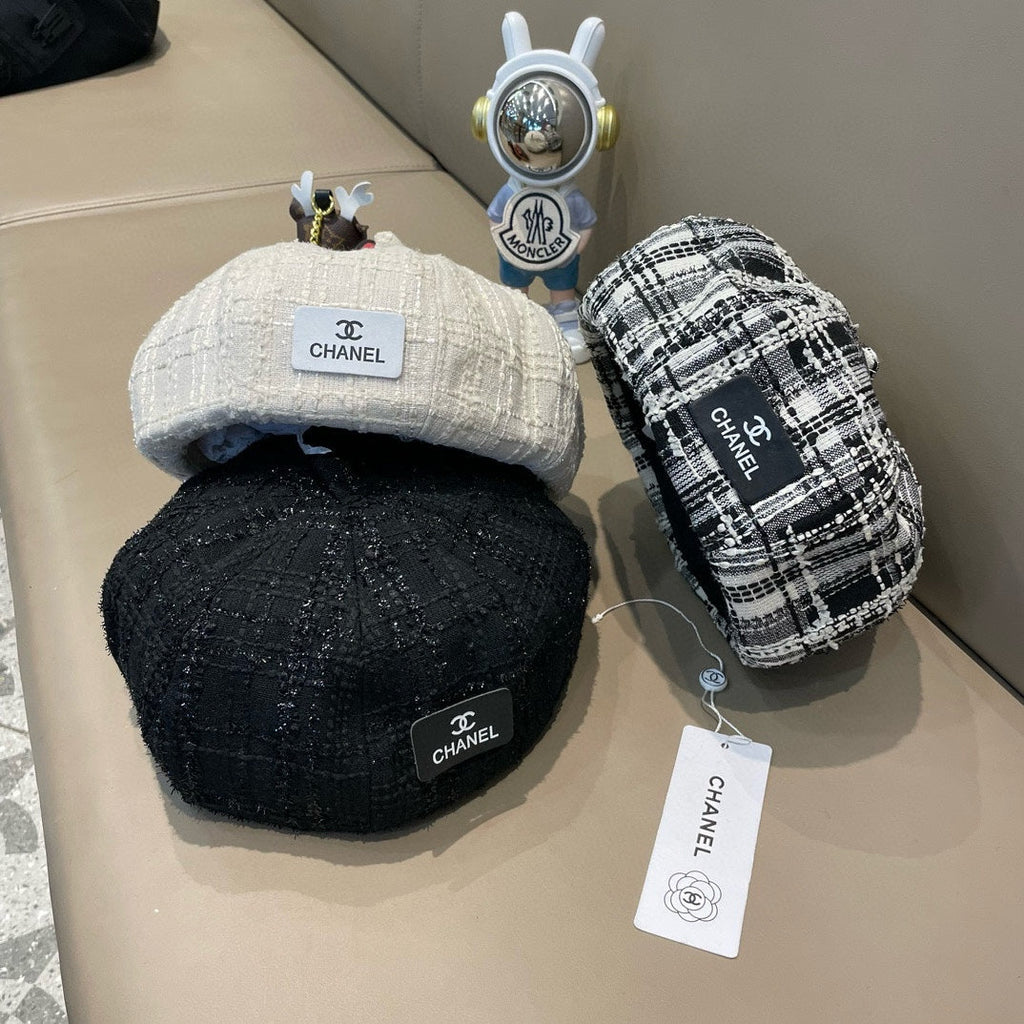 CHANEL BERET HAT IN WHITE WOOL TWEED 422553