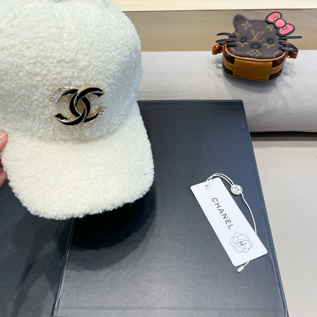 CHANEL BASEBALL HAT IN WHITE LAMB FUR 424251