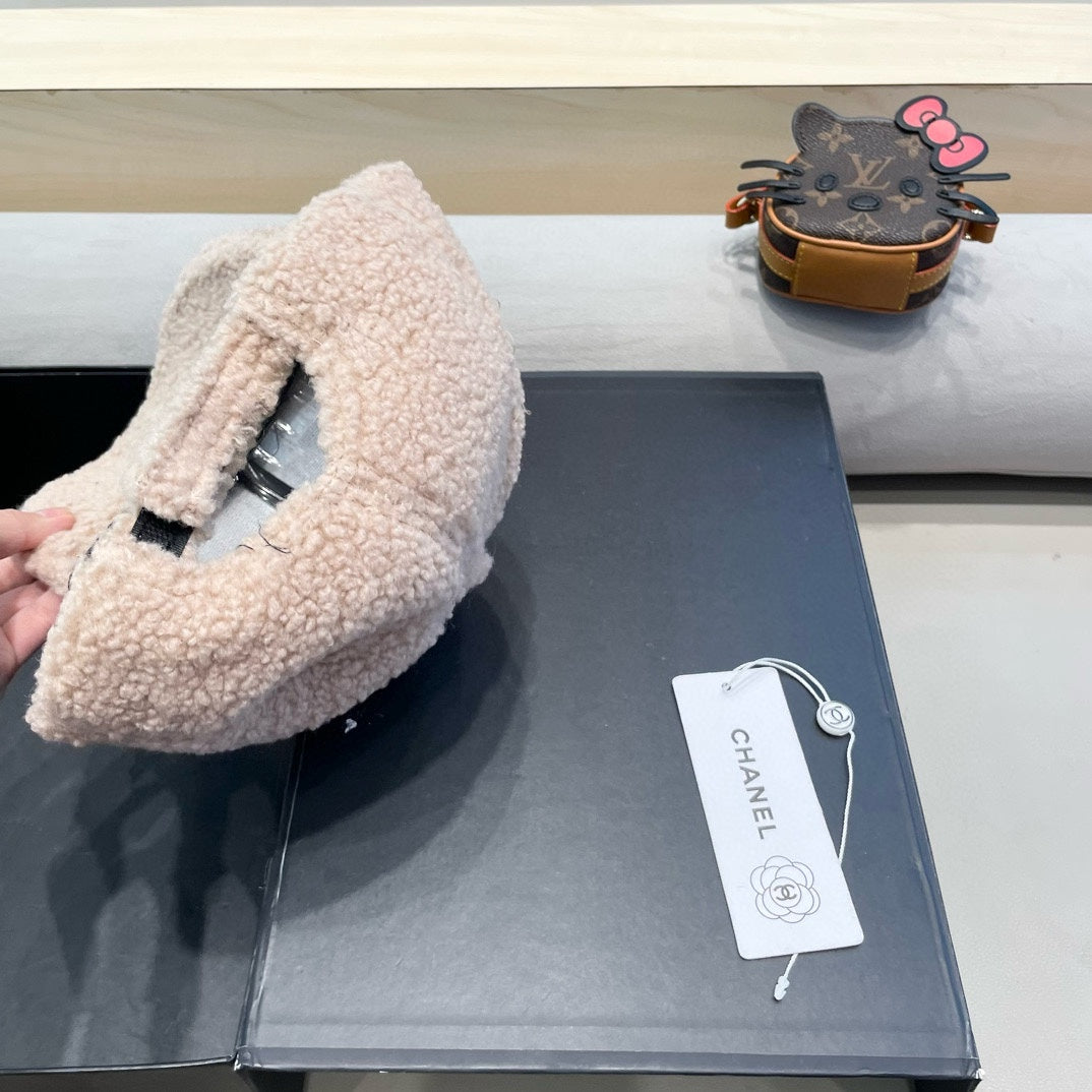 CHANEL BASEBALL HAT IN LIGHT PINK LAMB FUR 424252