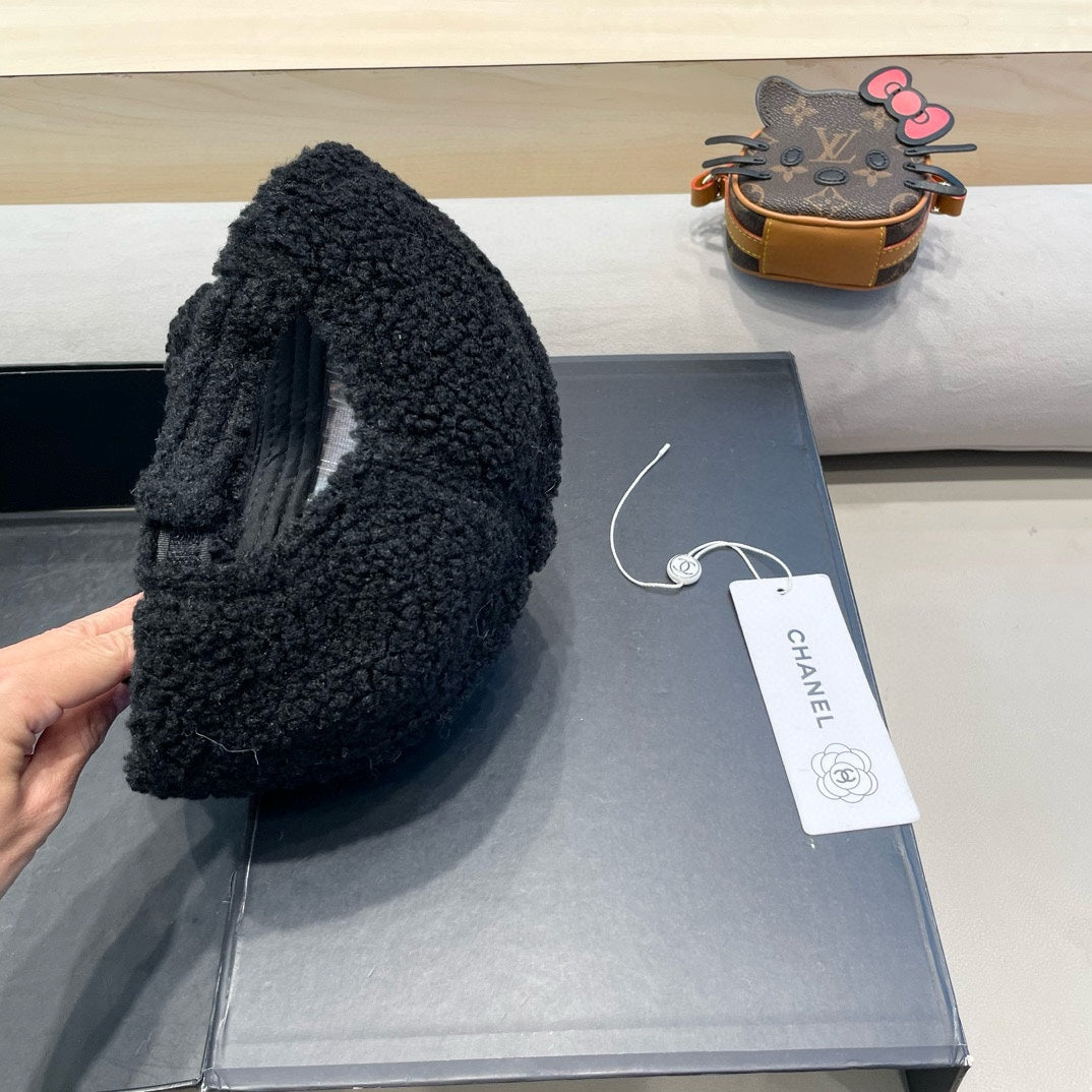 CHANEL BASEBALL HAT IN BLACK LAMB FUR 424253