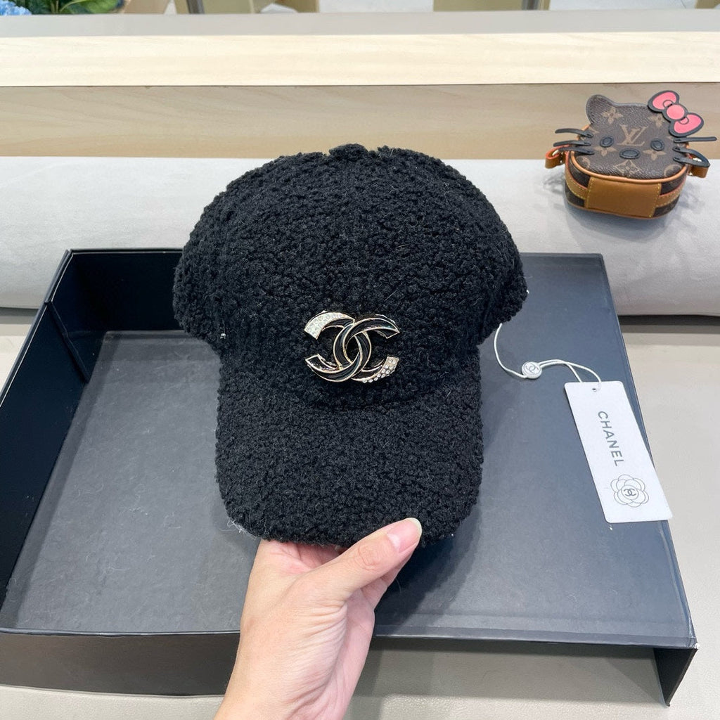 CHANEL BASEBALL HAT IN BLACK LAMB FUR 424253