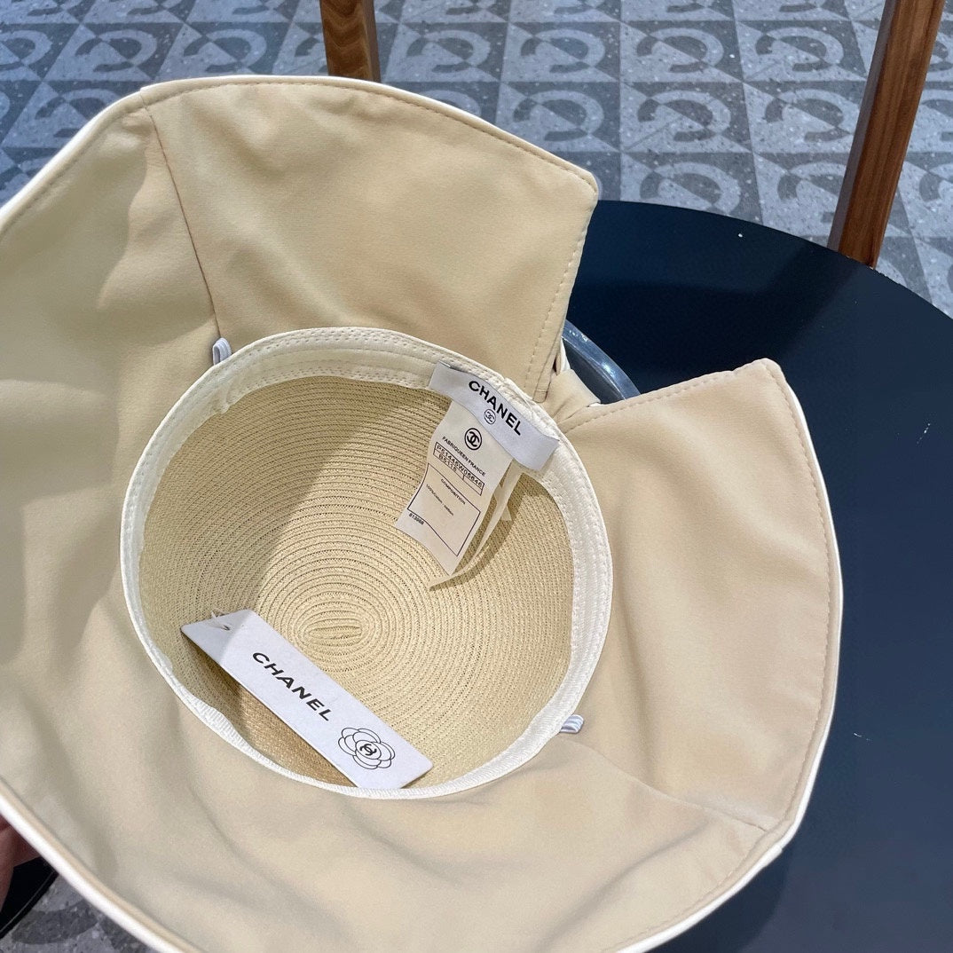 CHANEL BOW BUCKET HAT IN WHITE MIX CAMEL BEIGE RAFFIA 426171