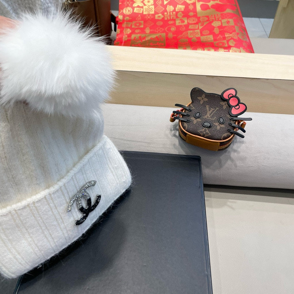CHANEL BEANIE HAT IN WHITE WOOL 426233