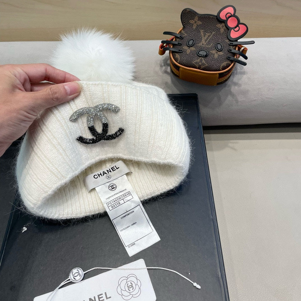CHANEL BEANIE HAT IN WHITE WOOL 426233