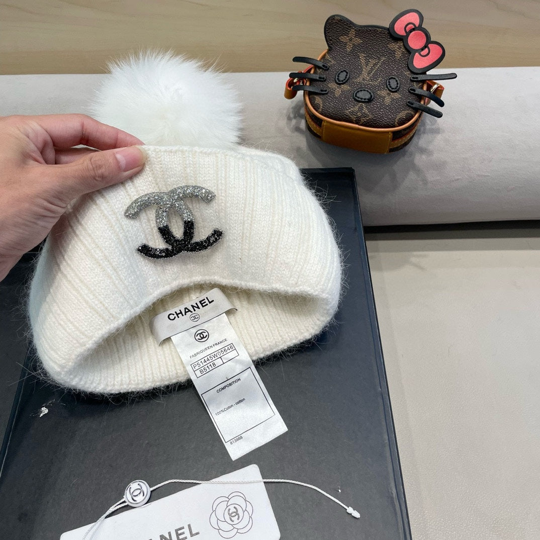 CHANEL BEANIE HAT IN WHITE WOOL 426233