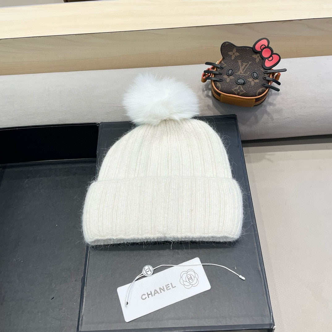 CHANEL BEANIE HAT IN WHITE WOOL 426233