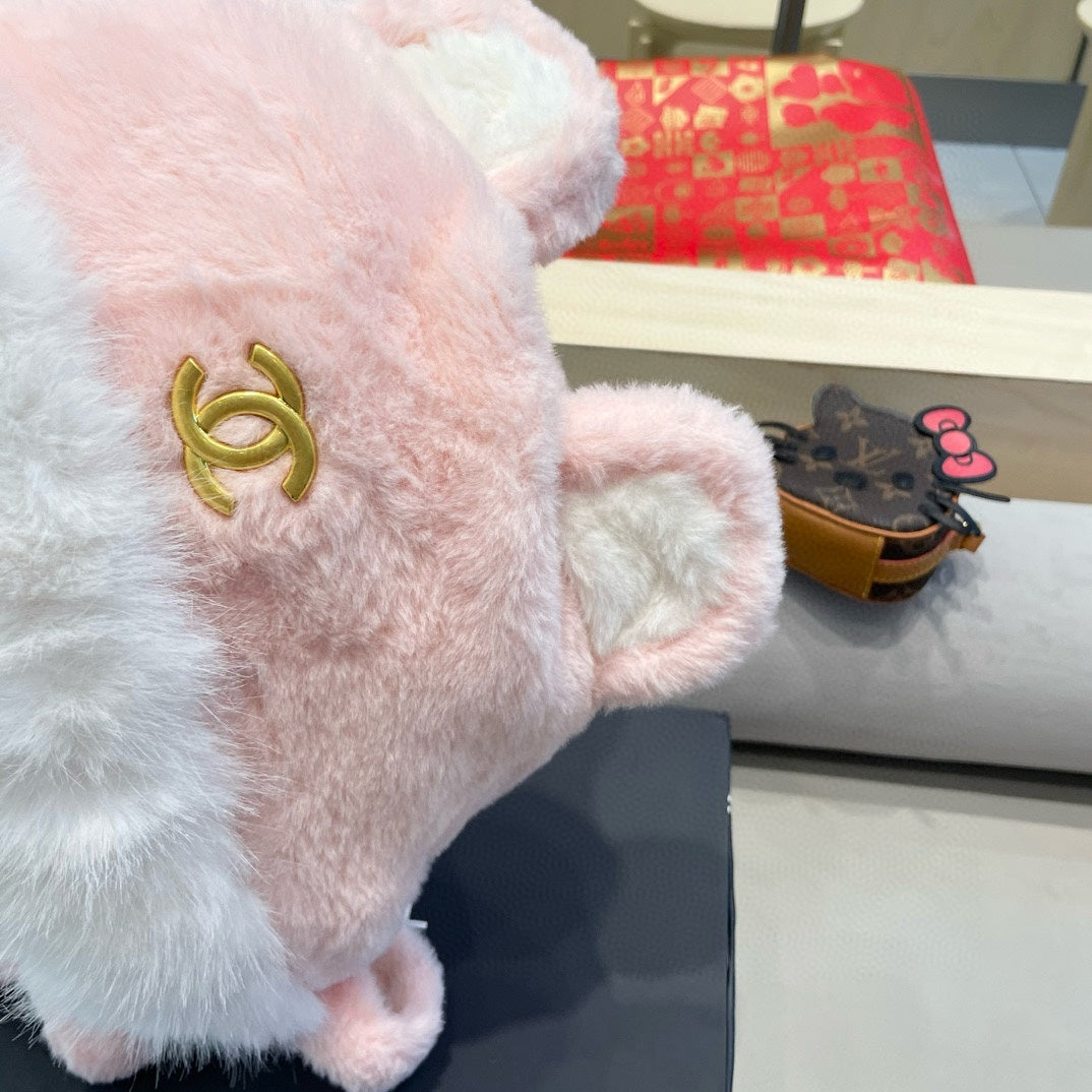 CHANEL BEANIE HAT IN LIGHT PINK LAMB FUR 426239