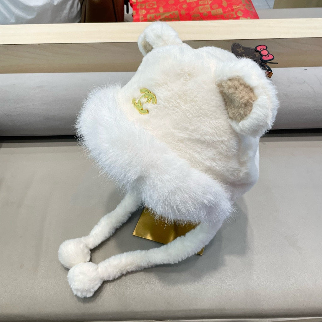 CHANEL BEANIE HAT IN WHITE LAMB FUR 426240