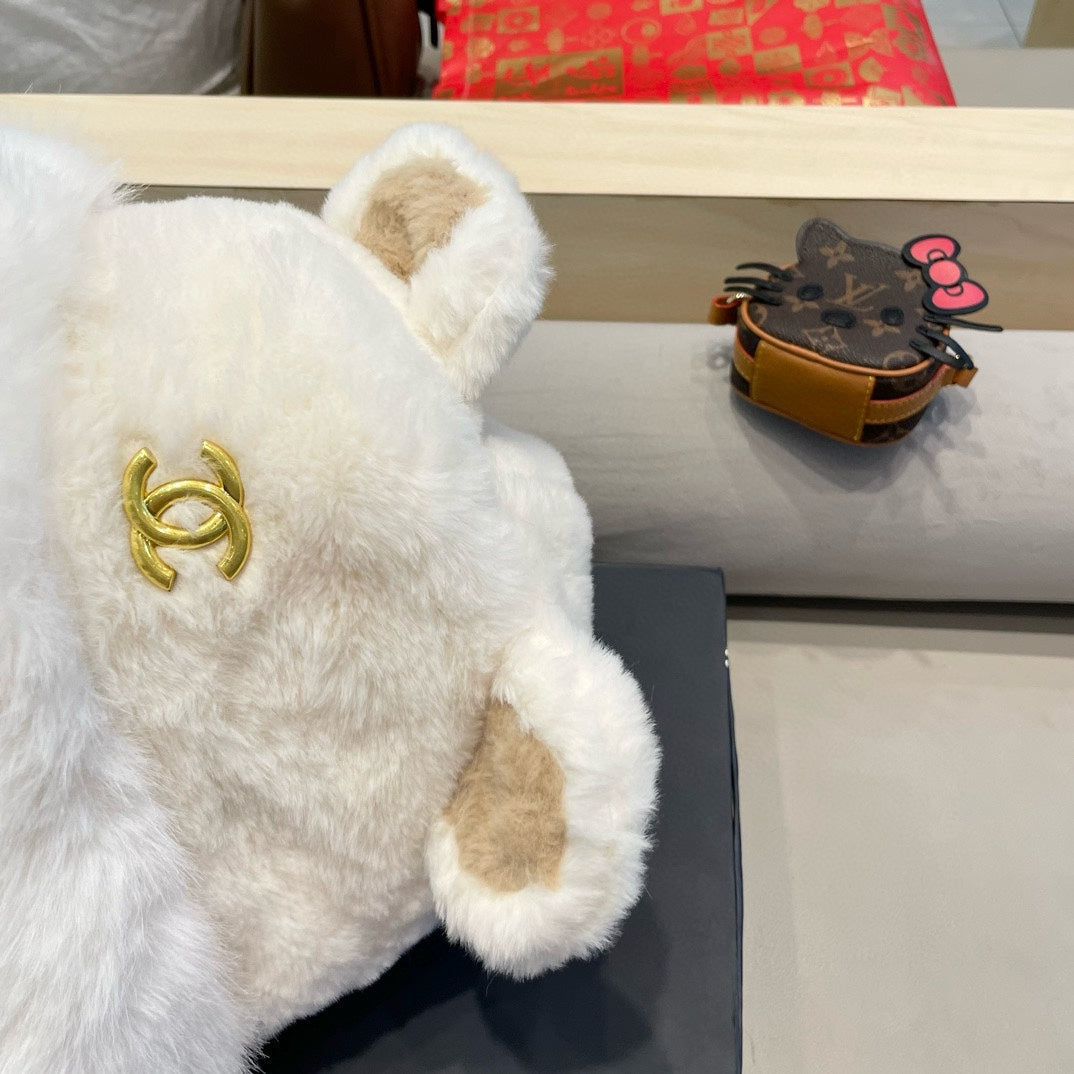 CHANEL BEANIE HAT IN WHITE LAMB FUR 426240