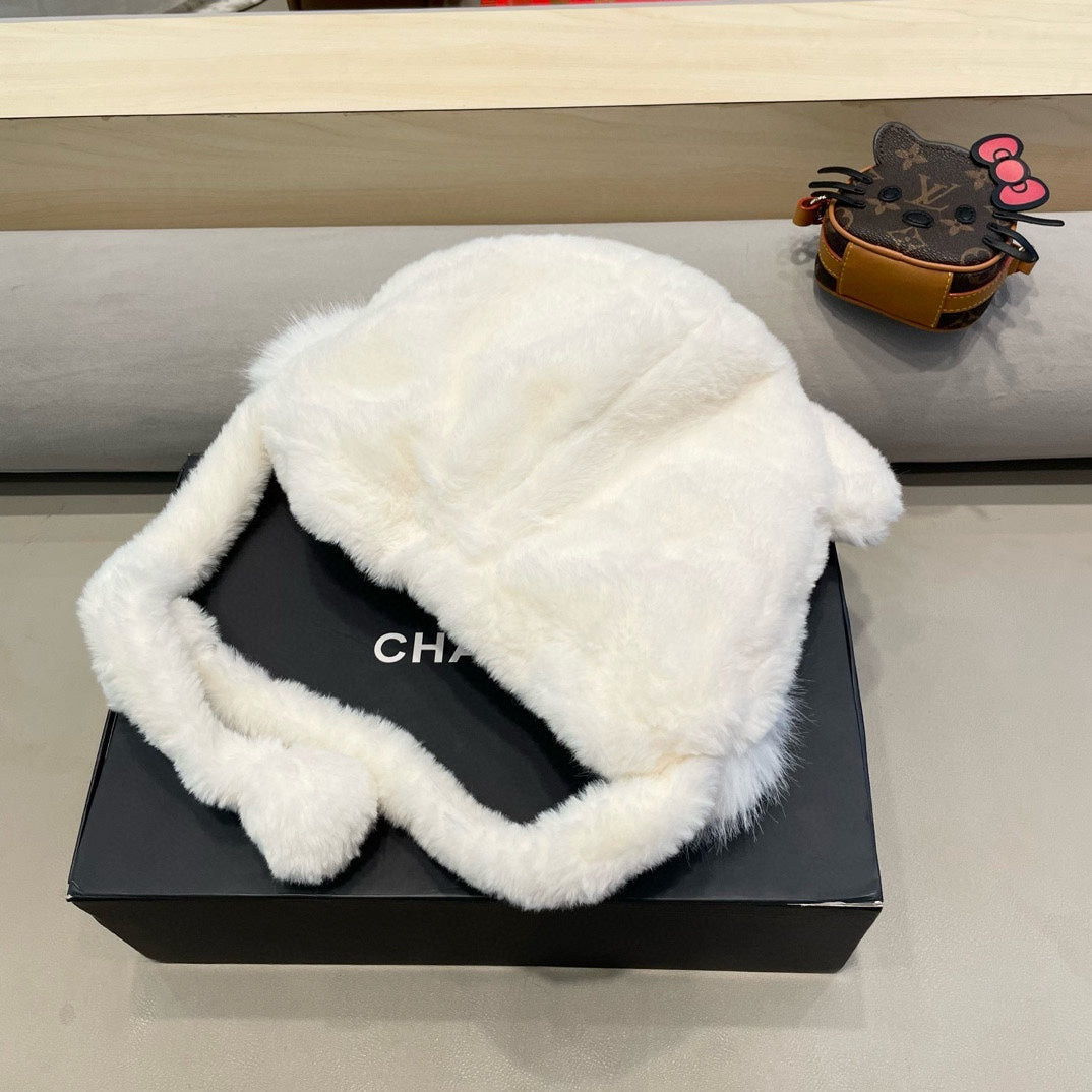 CHANEL BEANIE HAT IN WHITE LAMB FUR 426240