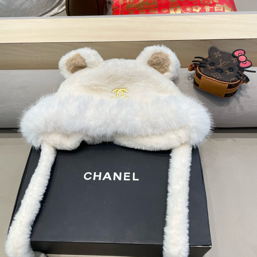CHANEL BEANIE HAT IN WHITE LAMB FUR 426240